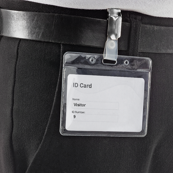 Kartenclip mit Hülle im Querformat (100 x 82 mm) unbedruckt, getragen