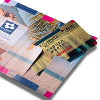 Kartenhülle, farbig bedruckt, liegend, aufgeklappt mit Visitenkarte