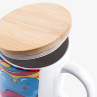 Tasse bedruckt Detail auf abgehobenem Deckel