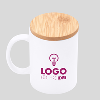 Keramiktasse mit Bambusdeckel, Druck auf Tasse, Deckel drauf, leicht schräg von oben