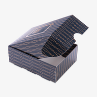 Klappdeckelschachtel, farbig bedruckt, offen