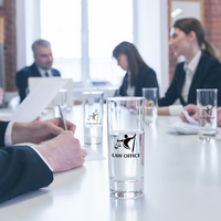 Trinkglas bedruckt auf Tisch