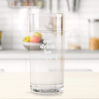 Trinkglas Lasergravur frontal auf Tisch