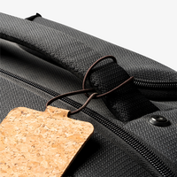 Kofferanhänger aus Kork mit Innenkarte am Koffer geschlossen