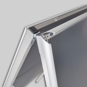 Nahaufnahme: Klappmechanismus des Kundenstoppers