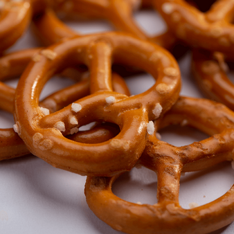 Salzbrezeln, liegend