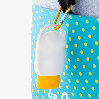 h&auml;ngende Sonnencreme in wei&szlig; mit gelbem Deckel und Karabiner
