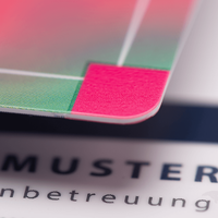 Plastikkarte, farbig bedruckt, liegend