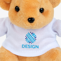 Nahaufnahme hellbrauner Teddybär mit weißem T-Shirt bedruckt von vorne