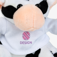 Nahaufnahme Kuh mit weißem T-Shirt bedruckt von vorne