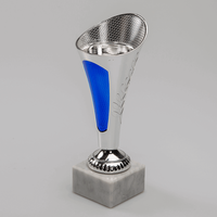 Pokal KELCH silber/blau, kelchförmig, Seitenansicht, granitfarbener Sockel, quadratischer Sockel