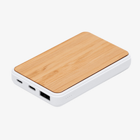 Powerbank aus Bambus 5.000 mAh, liegen