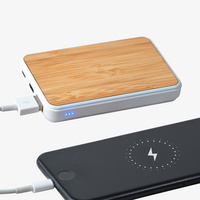 Powerbank aus Bambus 5.000 mAh, liegen mit Handy