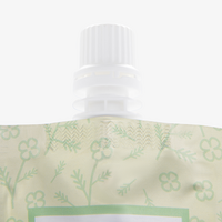 Recycelbarer Folien-Standbodenbeutel 11 x 19 x 7 cm mit individuellem Boden und Ausgießer (Abb. Detailbild Ausgießer mit Weißdruck)