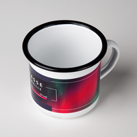Robuste Emaille Tasse mit schwarzem Trinkrand, Frontansicht mit farblichem Druck und Henkelansicht