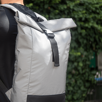 Rolltop-Rucksack aus reflektierendem RPET, ohne Werbeanbringung, in Nutzung