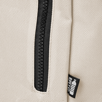 Rolltop-Rucksack aus RPET mit Schnallenverschluss, Detail Reißverschluss vorne