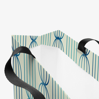 Rundum bedruckte Papiertragetasche in M mit Schleifenband, 34 x 26,5 x 11 cm, 4/0-farbig