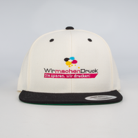 Cap, farbig bestickt, liegend 