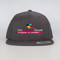 Snapback PREMIUM Cap, mit Stickpositionen, liegend
