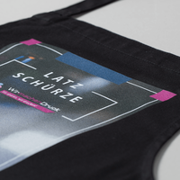 Stoffschürze schwarz, farbig bedruckt, liegend