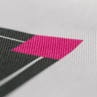 Stoffschürze weiß, farbig bedruckt, liegend 