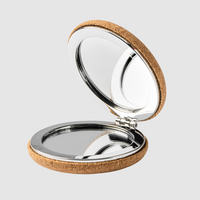 Taschenspiegel aus Kork doppelseitig rund Ø 61 mm klappbar geöffnet