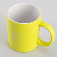 Tasse außen gelb, innen WEISS mit einseitiger Lasergravur