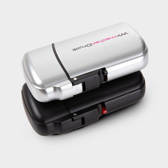 Feuerzeug, schwarz und Silber, farbig bedruckt, liegend