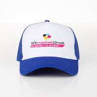 Trucker Cap, farbiges Stickmotiv, liegnd. Blau