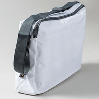 Tasche, weiß, aufgestellt