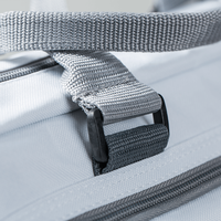 Tasche, weiß, farbig bestickt, aufgestellt