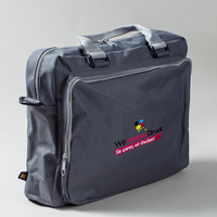 Tasche, schwarz, farbig bestickt, aufgestellt