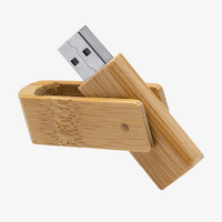 USB-Stick aus Bambus 16 GB mit Bambusbügel aufgeklappt stehend