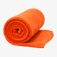 Weiche Fleecedecke 150 x 120 cm gerollt orange