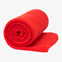 Weiche Fleecedecke 150 x 120 cm gerollt rot