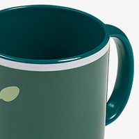 Nahaufnahme schräg von oben, Kante in Grün