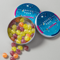 Dose, farbig bedruckt, liegend mit Süßigkeiten