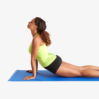 Frau macht Yoga auf Yogamatte rutschfest blau 