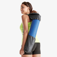 Yogamatte rutschfest mit Trageriemen blau von Frau getragen