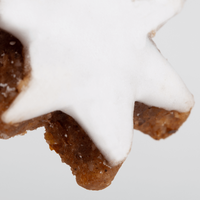 Zimtstern, liegend, mit Zuckerguss