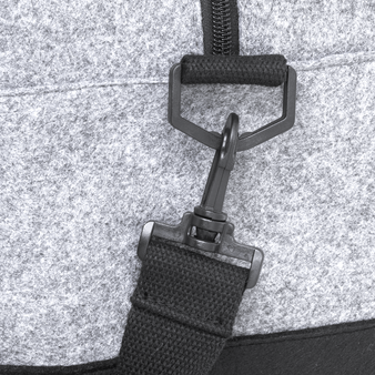 Zweifarbige Sporttasche aus RPET-Filz, Detail Clip