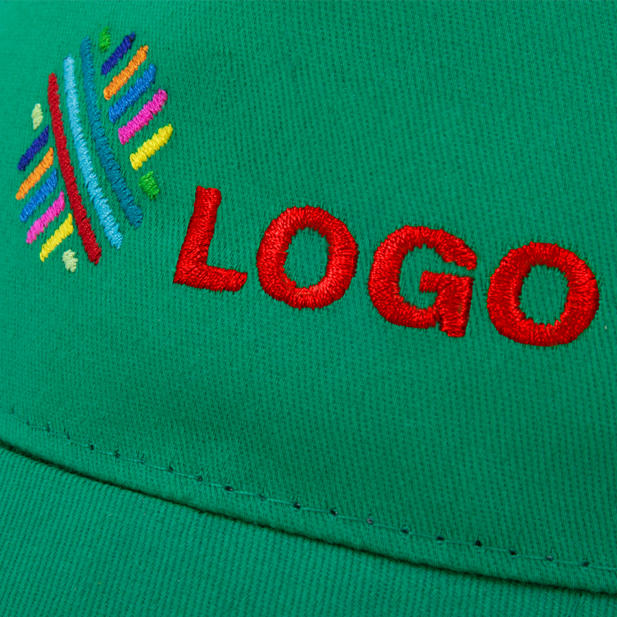 Detailansicht einer Basic-Twill-Baseballcap in Grün mit individueller Stickerei