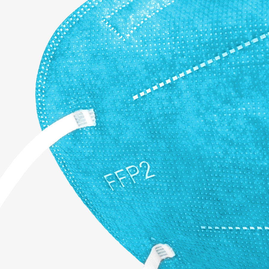 Detail-Ansicht einer zertifizierten FFP2-Maske in türkis, mit CE-Kennzeichnung