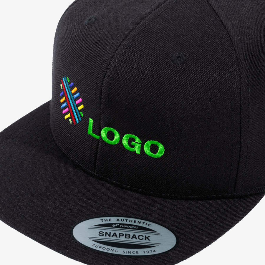 Detailansicht einer individuell bestickten Premium-Snapback-Cap in Schwarz mit vier Stickpositionen
